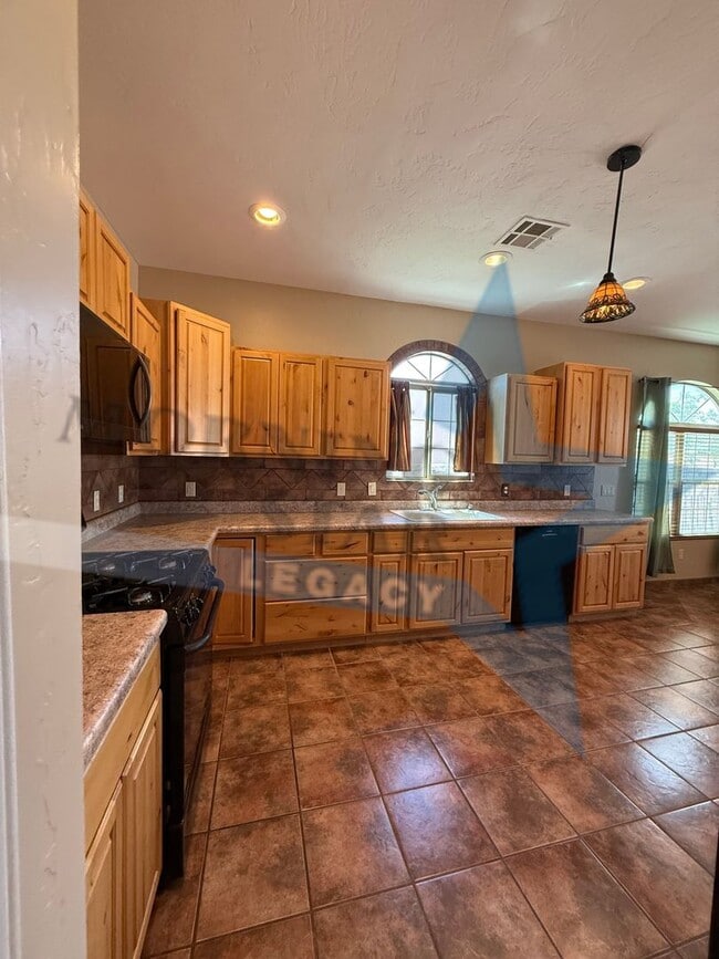 Building Photo - 4-Bedroom Home - New Carpet & Fresh Paint!