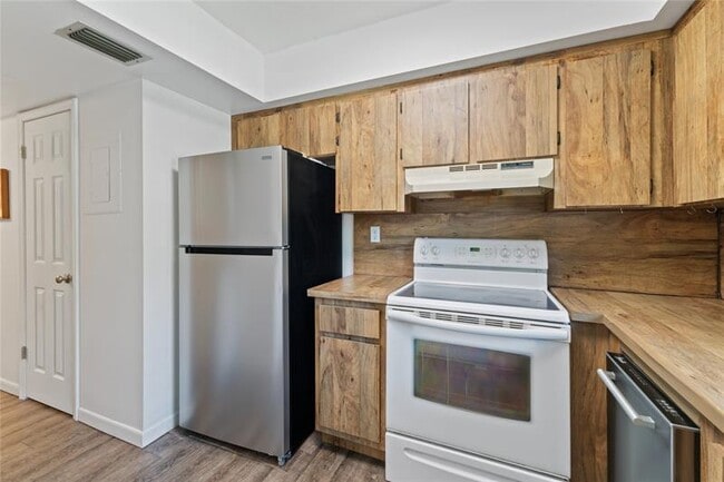 Building Photo - 6131 SW 42nd Ct