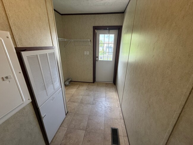 Building Photo - 9859 Shepherd Rd