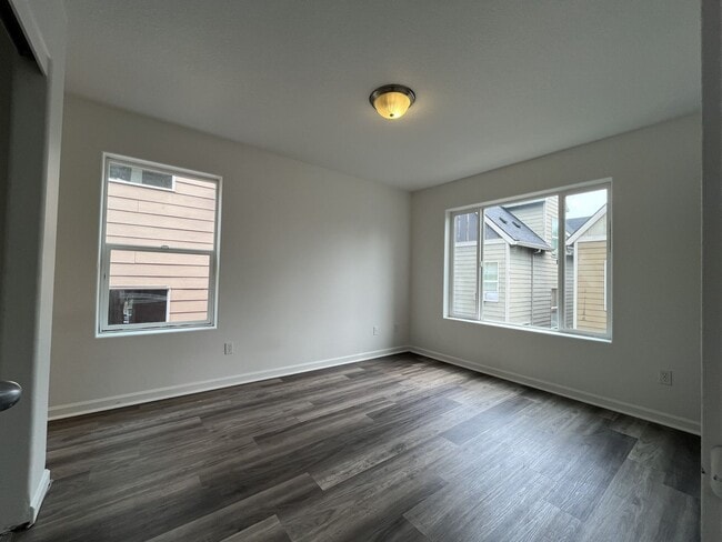 Building Photo - Bright End-Unit Townhouse with a Loft & Covered Patio