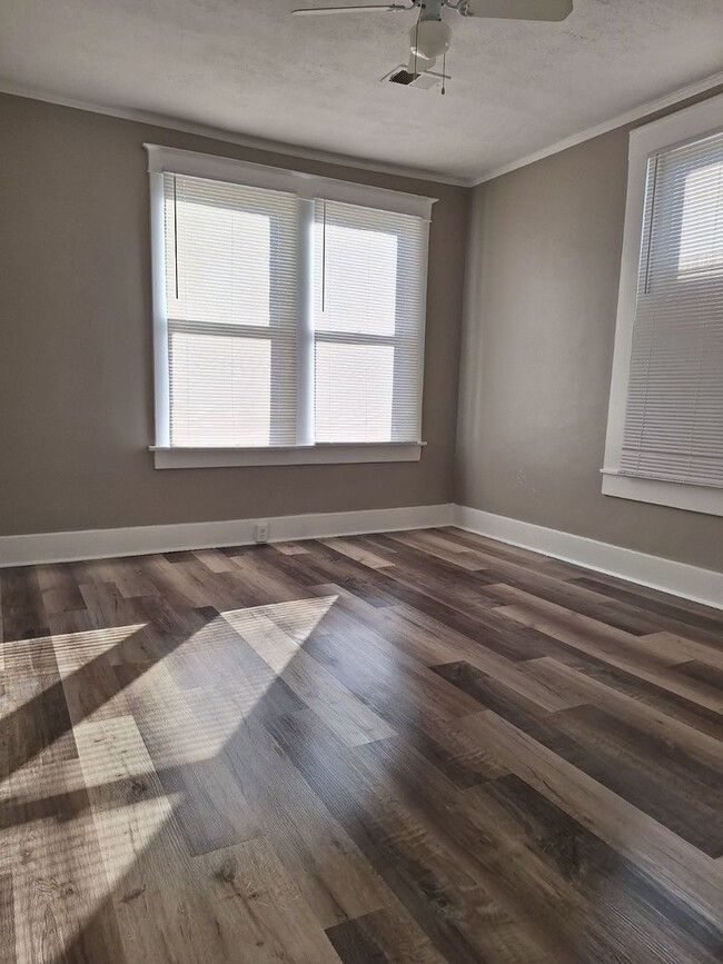 Building Photo - Newly Renovated 3 Bedroom 1 Bath | Open to Section 8 | Midtown - 1/2 OFF The First Month's Rent