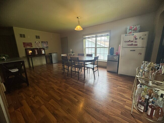 Building Photo - 201 E 19th St