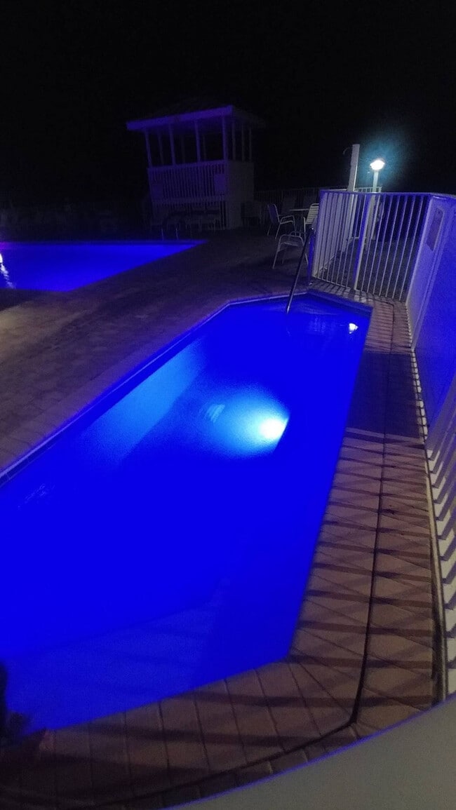 Building Photo - 8600 Ridgewood Ave