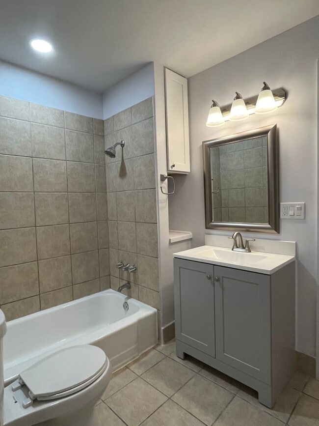 Building Photo - 2 bedroom House with Bonus Room and Fenced Yard