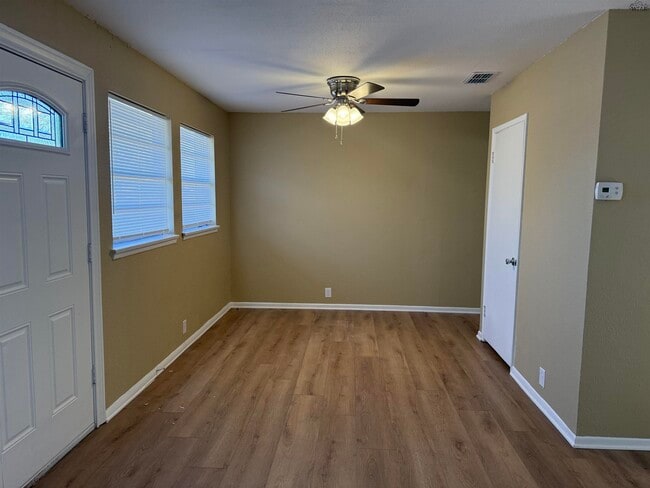 Building Photo - 1325 Oakhurst Dr