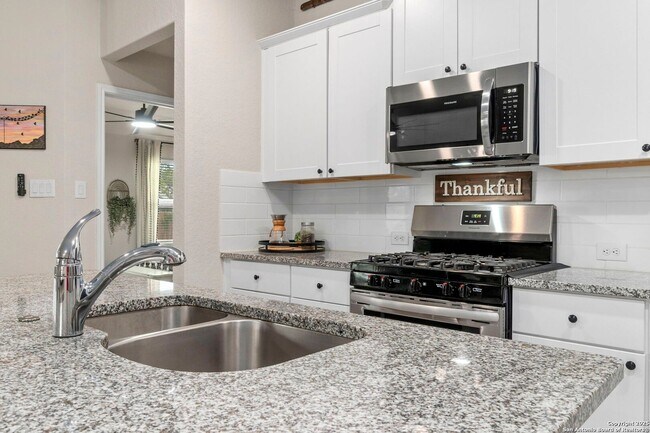 Building Photo - BEAUTIFUL 4-BEDROOM, SINGLE-STORY HOME IN ...