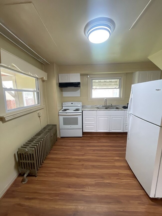Building Photo - Renovated 3 bed 1 bath with River views fr...