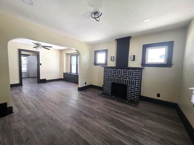 Building Photo - 745 Lafollette St