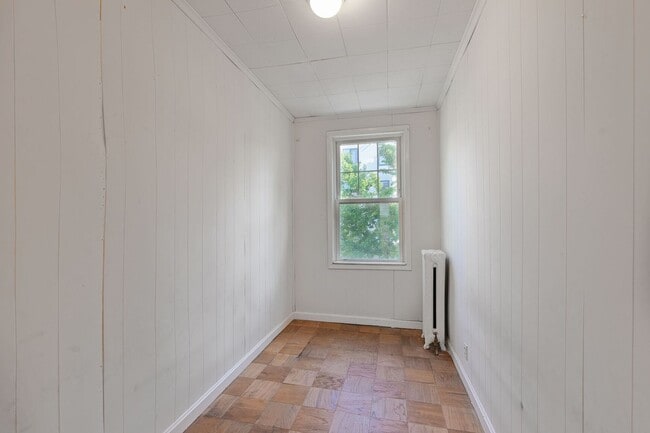 Building Photo - Spacious 6BR/1.5BA Row home