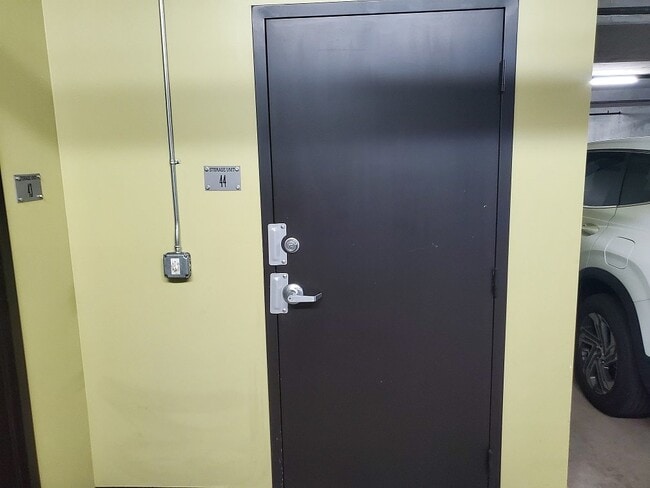 Building Photo - Downtown Loft living in Little Italy