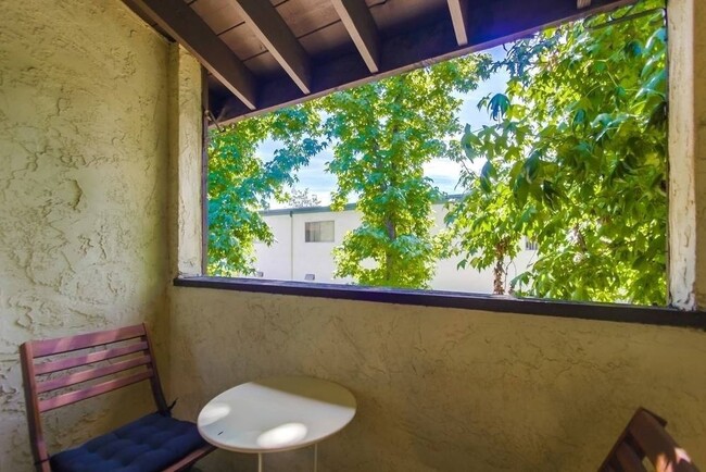 Building Photo - Remodeled Townhome with Garage and Yard in...