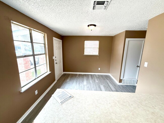 Building Photo - AVAILABLE NOW! 2 Bedroom / 1 Bath Duplex Near Brooks City Base!