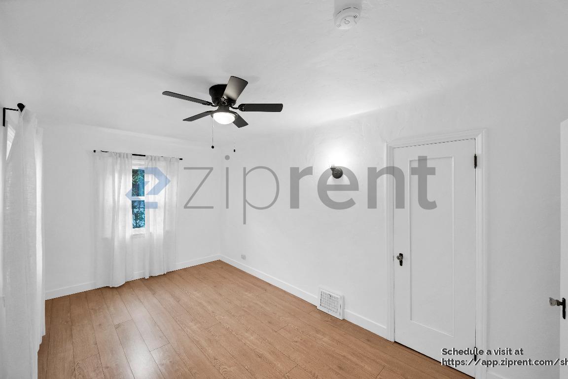 Building Photo - 5160 San Vicente Blvd