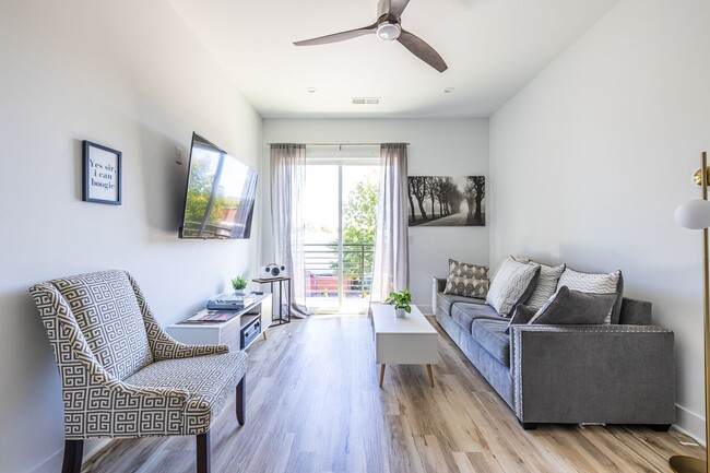 Building Photo - Top Floor 2bd/2ba Condo in East Atlanta, P...