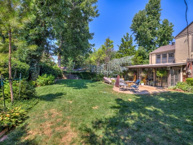 Building Photo - Beautiful 3bedroom/2 bathroom/1 Car Garage...