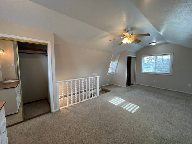 Building Photo - Nostalgic 3-bedroom Farmhouse in Hughson!