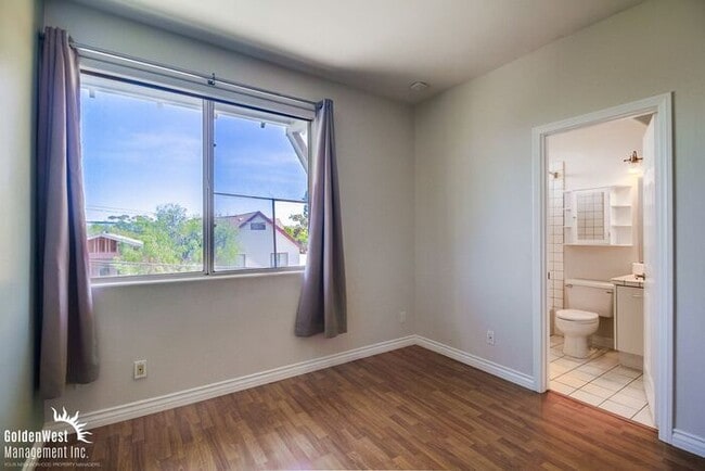 Building Photo - Modern 2Bdm 2.5Ba Town-home with Rooftop D...