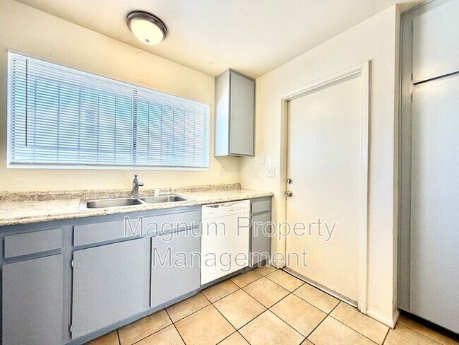 Building Photo - 132 E Bowen Rd