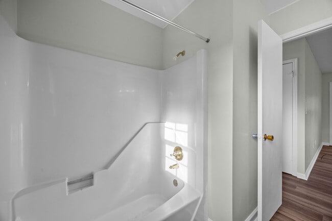 Building Photo - 904 Jennifer Ln