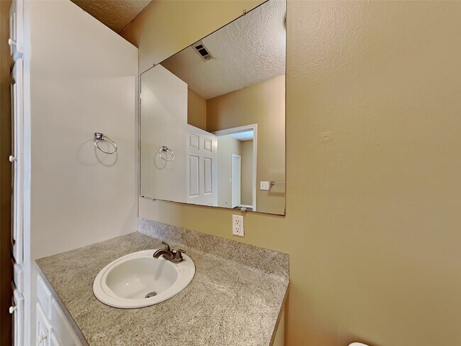 Building Photo - 906 Crystal River