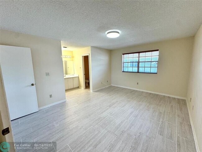 Building Photo - 12159 SW 52nd Ct