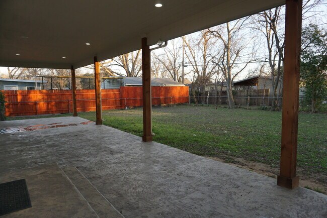 Building Photo - 1601 W Felix St