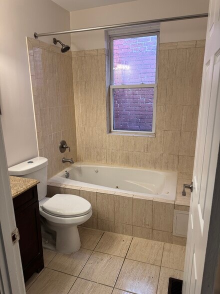 Building Photo - 823 8th St NE