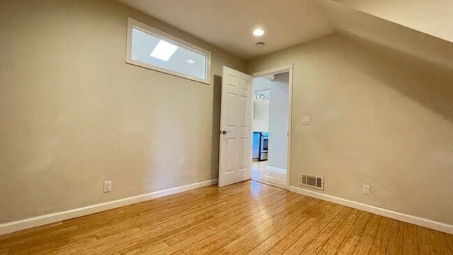 Building Photo - 2BD/2BA - Stylish 2BR Townhome Near Apple ...