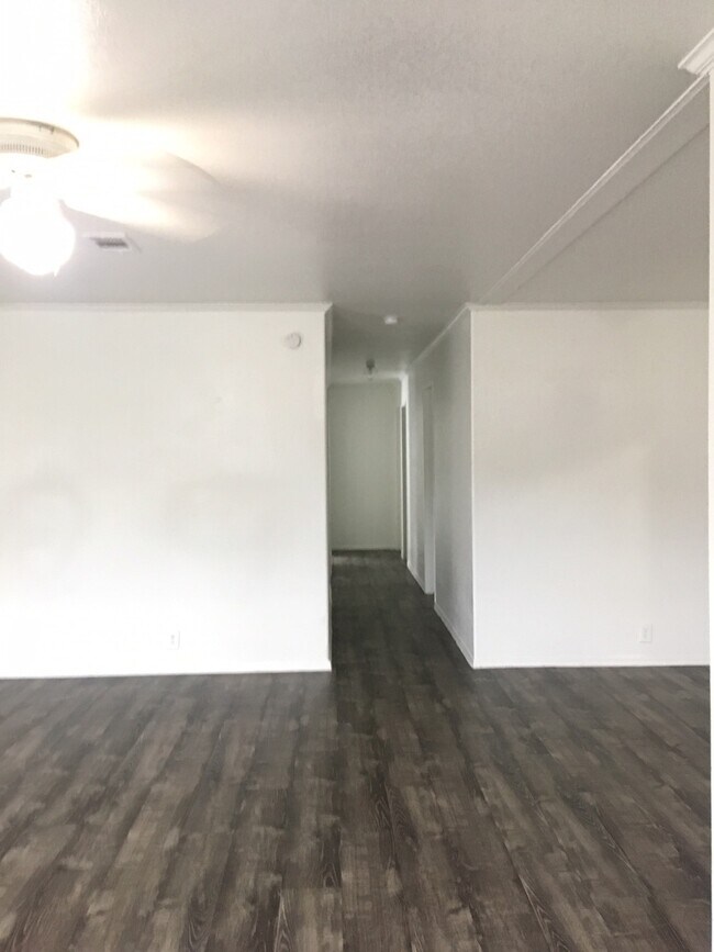 Building Photo - 4 bed, 2 bath house - available 7/10/2023