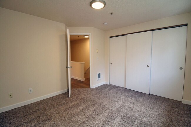 Building Photo - 17-23 SE 127th Ave