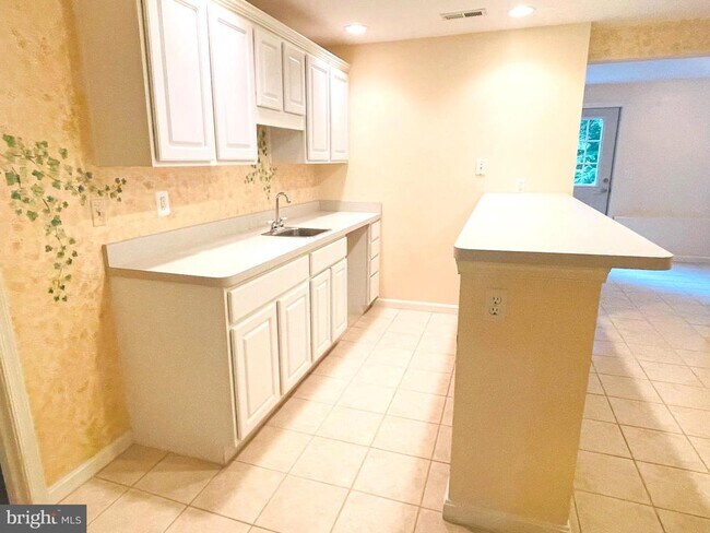 Building Photo - 9 Scarlet Oak Cir