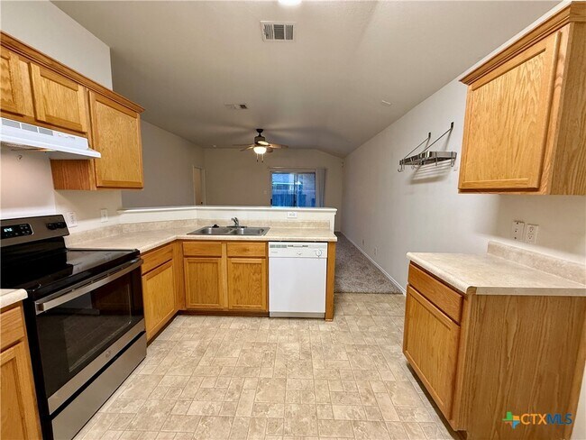 Building Photo - 3235 Blue Jay Dr