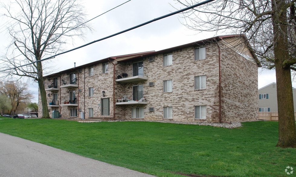 Primary Photo - Blue Spruce Apartments