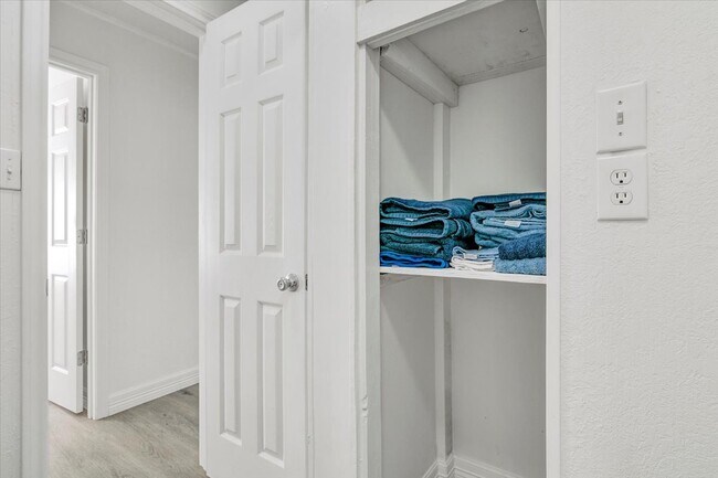 Building Photo - 185 Weiss Bluff Rd