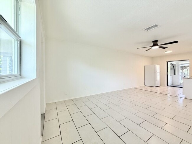 Building Photo - 603 64th Ave W