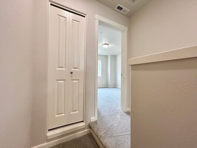 Building Photo - Stunning 2 Bed, 2.5 Bath Craftsman Townhome with Community Amenities!