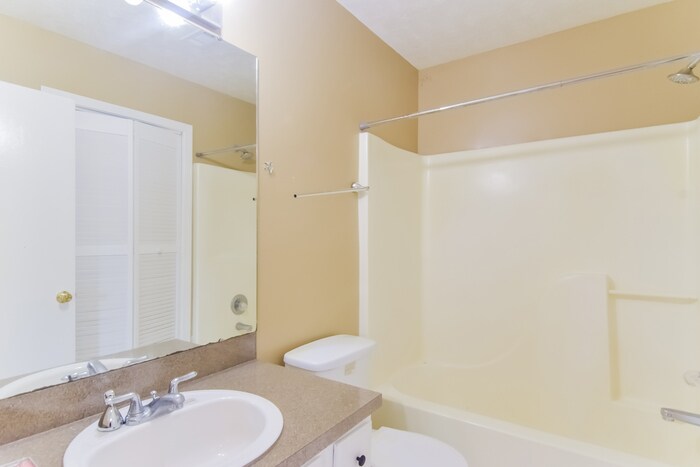 Building Photo - 913 Mister Lake Ct