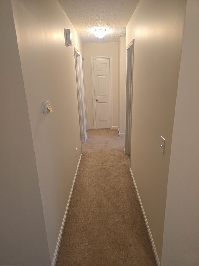 Building Photo - 3 bedroom, 2 bath home in a great area nea...