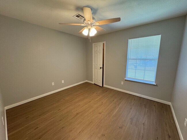 Building Photo - Updated 4 Bedroom Duplex in China Spring ISD
