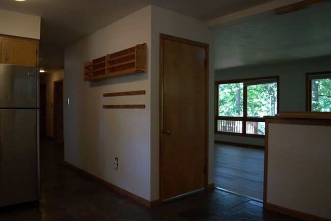 Building Photo - Marvelous 4 Bed 2.5 Bath House In Quarry H...