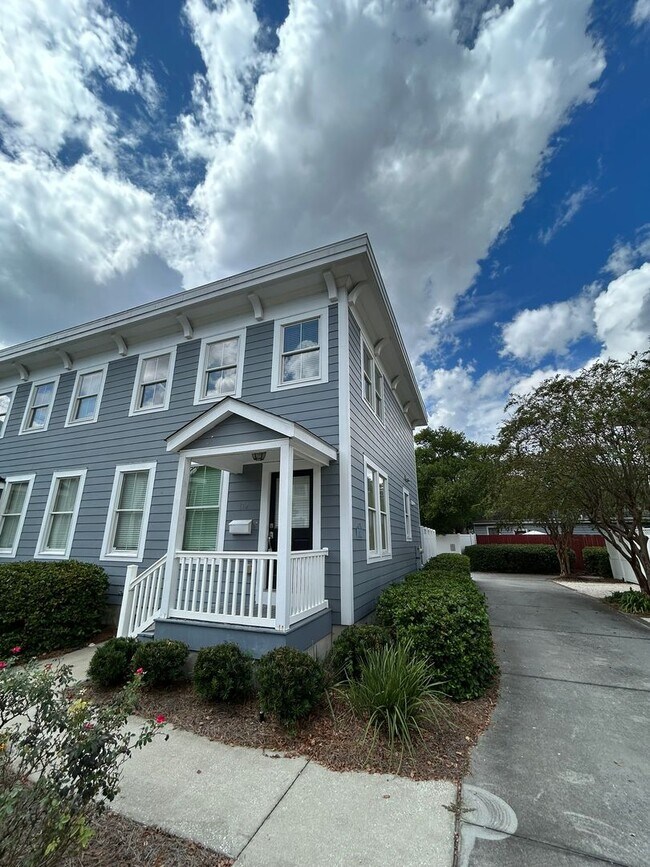 Building Photo - Charming 3 Bedroom/2 Bathroom with off str...