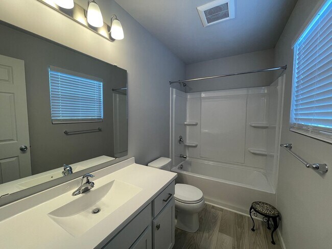 Building Photo - Four Bedroom Home in Galesburg