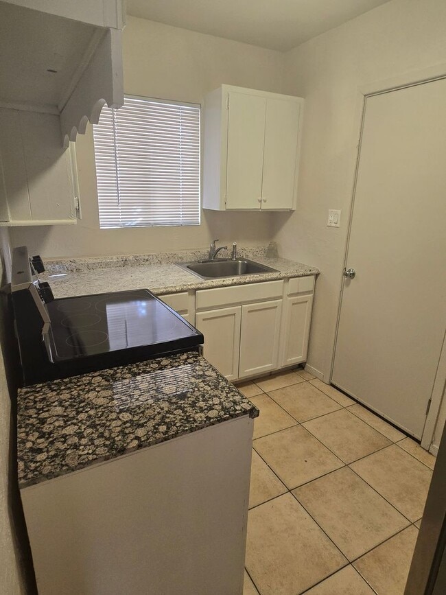 Building Photo - 2-bedroom, 1 bath near Ellsworth