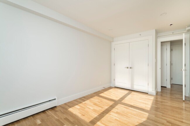 Building Photo - SOUTHIEEE - 2 bed - NO BROKER FEE