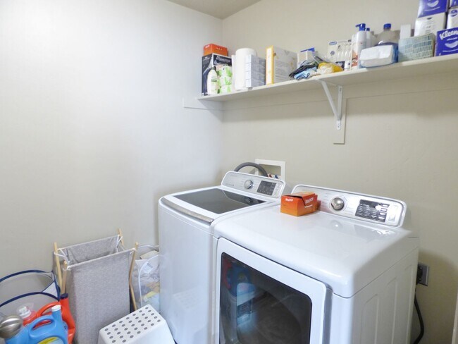 Building Photo - Great 4 Bd 3.5 Bath Townhome