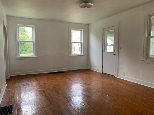 Building Photo - Two Bedroom Ranch Home