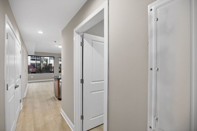 Building Photo - One Bed One Bath Condo in Tenleytown