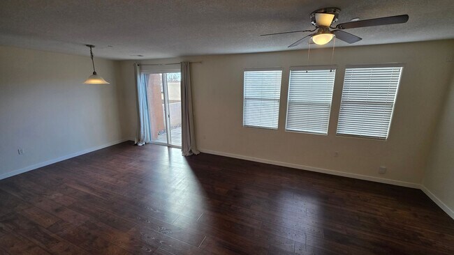 Building Photo - 3 bedroom 2.5 bathroom Townhome