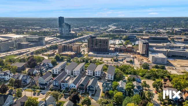 Building Photo - Two Bedroom Condo on Lookout Hill in Grand Rapids!