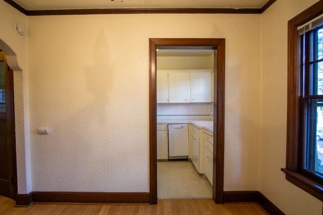 Building Photo - 1930's Townhouse in Idyllic Setting- Vinta...